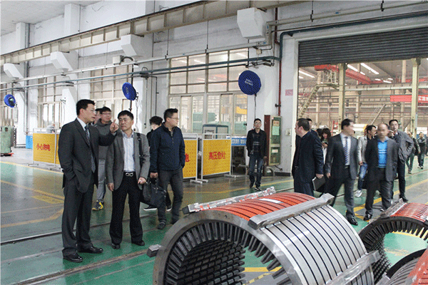 西玛电机总经理杨天利带领各位供应商代表参观厂区