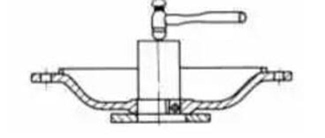 图1-1-5拆除端盖内孔轴承